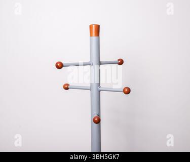 Garderobenständer auf weißem Hintergrund Stockfoto