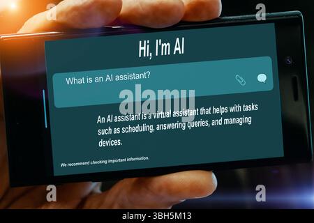 Frage für KI auf dem Tablet-Bildschirm. Was ist ein. KI-Assistent? Stockfoto