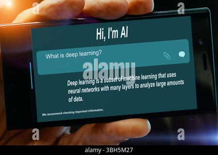Frage für KI auf dem Tablet-Bildschirm. Was ist Deep Learning? Stockfoto