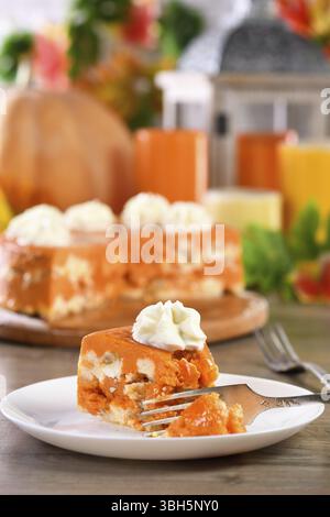 Scheibe Kürbis und Quark Auflauf auf einem Teller. Dies ist ein köstliches Dessert mit herbstlichen Noten gefüllt. Es ist voll von Kürbis Gewürz Aromen, Stockfoto
