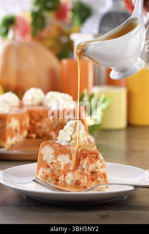 Ein Stück Kürbis- und Quark-Auflauf mit Karamell-Belag auf einem Teller. Dies ist ein köstliches Dessert mit herbstlichen Noten gefüllt. Er ist voll von p Stockfoto