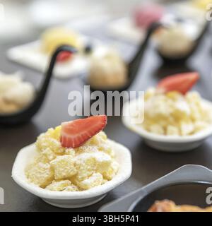 Verschiedene Mini-Desserts. Auswahl an leckeren Mini-Desserts. Hochzeitsverpflegung Stockfoto