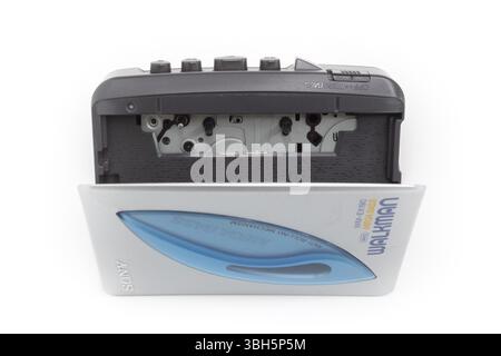 Sony Walkman ®. Tragbarer, kompakter Kassettenspieler mit Vintage-Audio-Kassette, Kopfhörer und Kassette. Gerät auf weißem Hintergrund. Bergamo, ITALIEN - 24. März Stockfoto