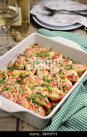 Pasta Conchiglioni Schalen gefülltes Hackfleisch mit Spinat und Tomatensauce, Parmesankäse Stockfoto