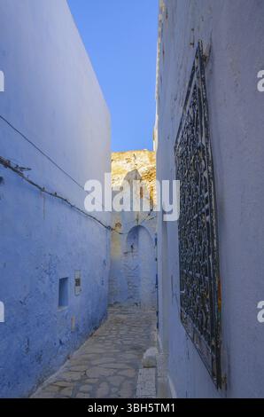 Orientalische enge Straße mit blauen Häusern in Medina, Hammamet Tunesien Stockfoto