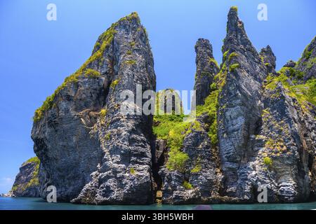 Felsen Klippen im Meer, Ko Yung Insel, Phi Phi, Andamanensee, Krabi, Thailand, Asien Stockfoto