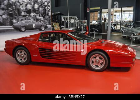 SINSHEIM, DEUTSCHLAND - MAI 2022: Red Ferrari Testarossa Sportwagen 1988 390ps Stockfoto