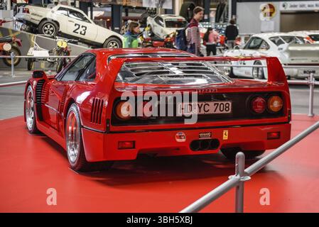 SINSHEIM, DEUTSCHLAND - MAI 2022: Red Ferrari F40 1989 478ps Sportwagen Rückansicht Stockfoto