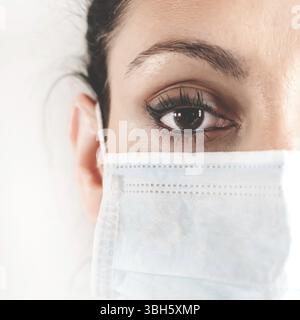 Arzt in medizinischer Maske. Nahaufnahme. Medizinische Maske auf Frauengesicht. Patient, Krankenschwester. Schutz vor COVID-19 Stockfoto