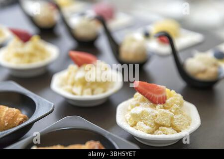 Auswahl an leckeren Mini-Desserts. Hochzeitsverpflegung Stockfoto