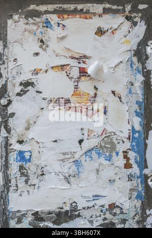 Der alte Grunge-Hintergrund ist gerissen. Vintage. Wand mit mehrfarbigem Papier gerissen Stockfoto