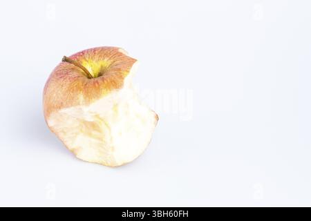 Roter köstlicher Apfel auf weißem Hintergrund. Gebissener Apfel Stockfoto
