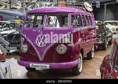 SINSHEIM, DEUTSCHLAND - MAI 2022: Pink violett violett Volskwagen VW Bus T1 1866 48PS Stockfoto