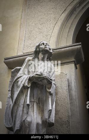 Marmorstatue einer Frau, die eine Krone in den Händen hält Stockfoto