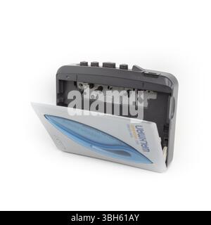 Sony Walkman ®. Tragbarer, kompakter Kassettenspieler mit Vintage-Audio-Kassette, Kopfhörer und Kassette. Gerät auf weißem Hintergrund. Bergamo, ITALIEN - 24. März Stockfoto
