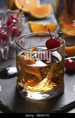 Die irische Rothaarige. Whiskey-Cocktail, Grenadinensirup, Clubsoda, Zitronen- oder Limettensaft, garniert mit Kirsch- und Orangenschale, serviert im Scotch-Kurs wi Stockfoto