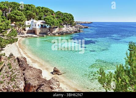 Typische Bucht, genannt Cala auf der Baleareninsel Stockfoto