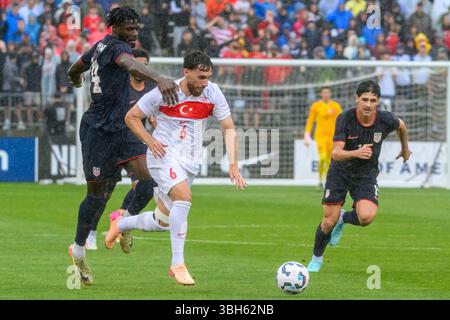Harford, Conneticut, USA. Juni 2025. Turkiye-Mittelfeldspieler Orkun KÃ¶kçÃ¼ (6) läuft am US-Verteidiger Max Arfsten (27) während des Freundschaftsfußballspiels zwischen Turkiye und USMNT im Pratt & Whitney Stadium vorbei (Bild: © James Patrick Cooper/ZUMA Press Wire) NUR ZUR REDAKTIONELLEN VERWENDUNG! Nicht für kommerzielle ZWECKE! Quelle: ZUMA Press, Inc./Alamy Live News Stockfoto