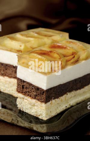 Kuchen aus Karamell, Apfel Mousse, Schokolade und Mandeln Biskuit mit einer Schicht Gelee karamellisiertem Apfel Scheiben gestapelt Stockfoto