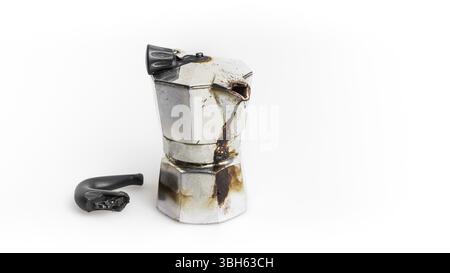 Ein alter Moka-Topf, der am Feuer vergessen wurde. Verbrannt mit in geschmolzenen Kunststoffteilen Stockfoto