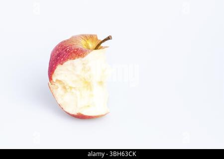 Roter köstlicher Apfel auf weißem Hintergrund. Gebissener Apfel Stockfoto