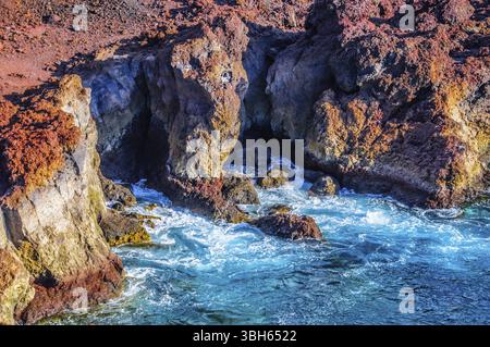 Steine auf die Nordwestküste von Teneriffa in der Nähe von Punto Teno Leuchtturm, Kanarische Inseln Stockfoto