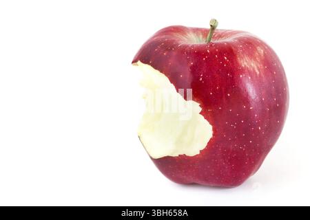 Roter gebissener Apfel auf weißem Hintergrund. Kopierbereich Stockfoto