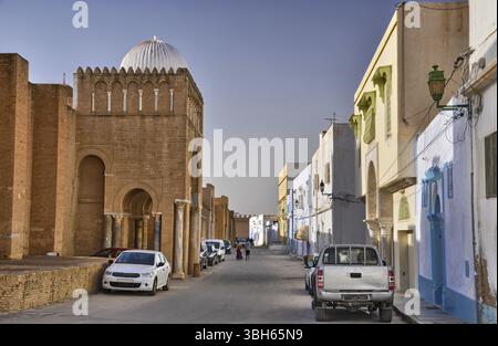 Autos in der Nähe der alten Großen Moschee in Kairouan, Sahara-Wüste, Tunesien, Afrika, HDR, Tunesien, Afrika Stockfoto