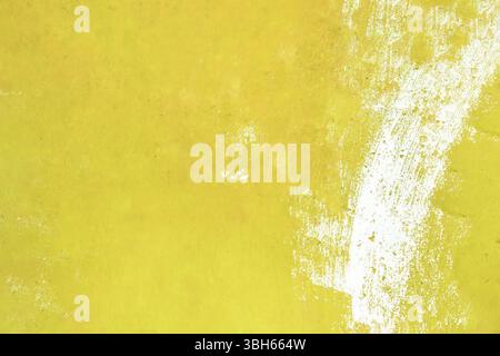 Gelb lackierte Grunge-Textur. Gelb bemalter Hintergrund mit Tapetenstruktur Stockfoto