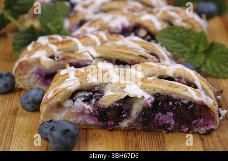 Torte gefüllt mit Käsesahm, Heidelbeere, zerquetschten Erdnüssen Teig geflochten Stockfoto
