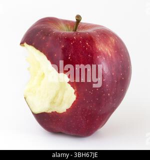 Nahaufnahme eines gebissenen Apfels auf weißem Hintergrund und Kopierraum Stockfoto