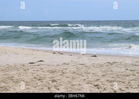 Der Sandstrand der äußeren Ufer mit Blick auf die Wellen Stockfoto