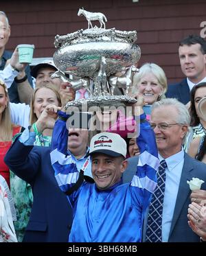 Junior Alvarado hebt die Siegertrophäe auf, nachdem er am Samstag, den 7. Juni 2025, die Souveränität in der 157. Runde der Belmont Stakes auf dem Saratoga Race Course in Saratoga Springs, New York, zum Sieg gebracht hat. Kentucky Derby gewann Souveränität und schlug Preakness-Gewinner Journalism, um zwei Legs der Triple Crown zu machen. Foto: Mark Abraham/UPI Stockfoto