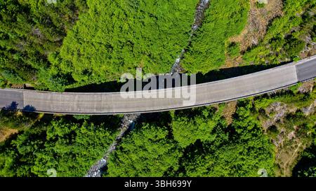 Gifford Pinchot National Forest - 4. Juli 2020: Eine Straße überquert einen Fluss im Wald und bietet Zugang zu den Gemeinden. Stockfoto
