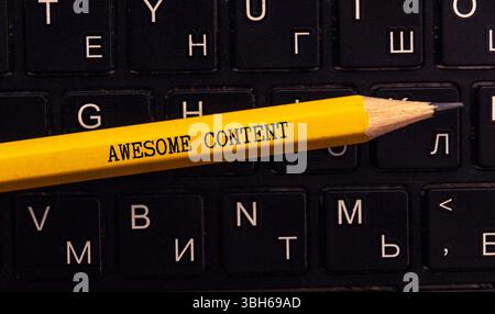 Handschrift von Awesome Content Word in Notizbuch für Website Content Concept Stockfoto