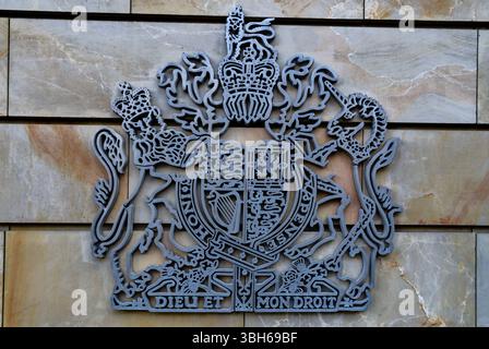 Detaillierte Nahaufnahme des britischen königlichen Wappens an der Steinmauer der britischen Botschaft in Berlin. Stockfoto