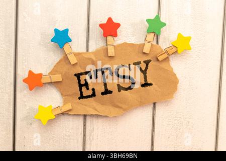 KIEW, UKRAINE - 21. FEBRUAR 2025: In dieser Foto-Illustration Etsy-Logo einer amerikanischen E-Commerce-Website konzentriert sich auf handgefertigte oder Vintage-Artikel und cra Stockfoto