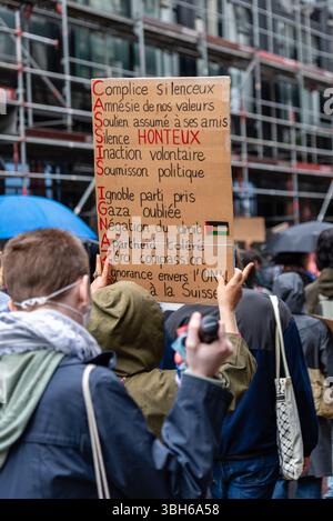 Zürich, Schweiz. Juni 2025. Ein Demonstrant hält bei einer pro-palästinensischen Demonstration ein Schild von hinten auf und zeigt einen französischsprachigen Akrostiker, der den Schweizer Außenminister Ignazio Cassis für Schweigen, Untätigkeit und politische Komplizenschaft in Bezug auf den Krieg in Gaza und die Situation in Palästina kritisiert. Quelle: Fabienne Koch/Alamy Live News. Stockfoto