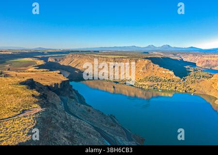 Cove Palisades State Park, Oregon - 31. August 2019: Aus der Vogelperspektive zeigt der Crooked River Arm des Lake Billy Chinook und die umliegenden Klippen. Stockfoto