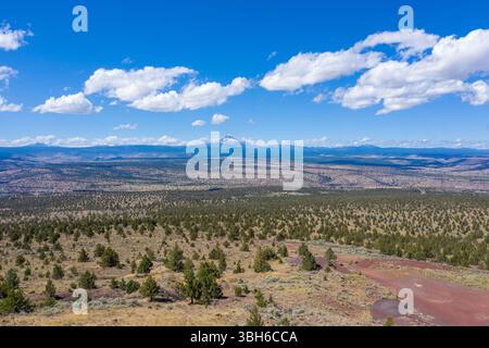 Cove Palisades State Park, Oregon - 31. August 2019: Ein malerischer Blick auf die Hochwüstenlandschaft mit verstreuten Bäumen und Bergen in der Ferne. Stockfoto