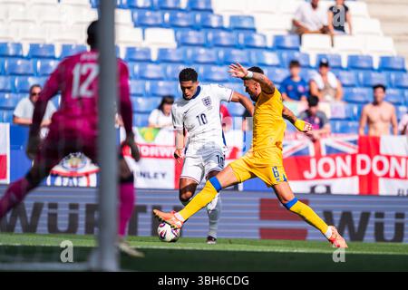 Barcelona, Spanien. Juni 2025. Jude Bellingham (C) von England streitet am 7. Juni im RCDE-Stadion in Barcelona, Spanien, mit Christian Garcia (R) von Andorra während des Fußballspiels der FIFA-Weltmeisterschaft der europäischen Qualifikation zwischen England und Andorra. 2025. Vermerk: Joan Gosa/Xinhua/Alamy Live News Stockfoto