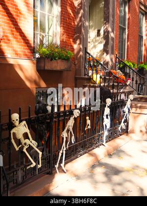 Halloween-Skelett-Dekoration und Sonnenlicht auf einem Sandstein in Brooklyn Heights Stockfoto