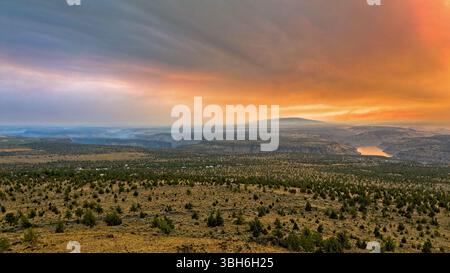 Cove Palisades State Park - 5. September 2020: Wildfeuer verdecken den Himmel und erzeugen ein unheimliches oranges Leuchten über der Landschaft. Stockfoto