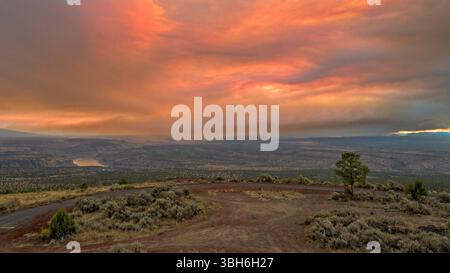 Cove Palisades State Park - 5. September 2020: Rauch von Waldbränden erzeugt einen dramatischen Sonnenuntergang über der Landschaft des Parks. Stockfoto