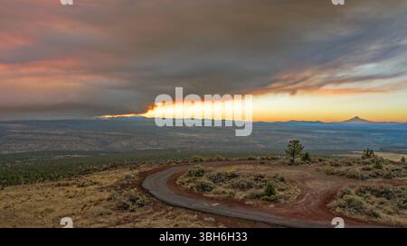 Cove Palisades State Park - 5. September 2020: Wildfire Smoke verdeckt den Himmel und erzeugt einen dramatischen Sonnenuntergang über der Landschaft Oregons. Stockfoto