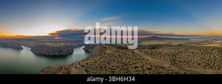 Cove Palisades State Park - 5. September 2020: Rauch eines weit entfernten Waldfeuers verdeckt den Sonnenuntergang über dem Crooked River. Stockfoto