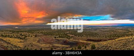 Cove Palisades State Park - 5. September 2020: Wildfire Smoke erfüllt den Himmel und erzeugt einen dramatischen Sonnenuntergang über der Landschaft Oregons. Stockfoto