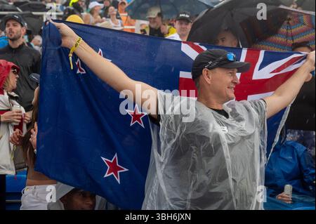 New York, Usa. Juni 2025. Ein Zuschauer mit Flaggen aus Neuseeland feiert das Team Australia BONDS Flying Roos SailGP Boats, das am 1. Tag des Mubadala New York Sail Grand Prix im Hafen von New York wingt. (Foto: Ron Adar/SOPA Images/SIPA USA) Credit: SIPA USA/Alamy Live News Stockfoto
