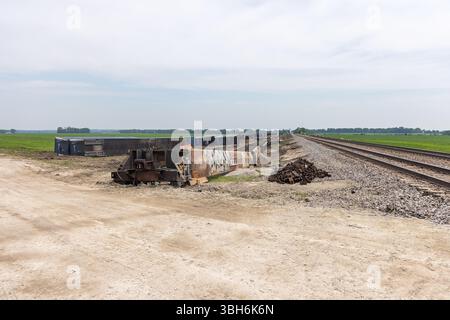 Zerstörte Triebwagen und Container zogen von den freigelegten Gleisen, nachdem ein weiterer Zug durch starken Wind und einen möglichen Tornado in der Nähe von Fort Madis entgleist worden war Stockfoto