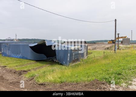 Zerstörte Triebwagen und Container zogen von den freigelegten Gleisen, nachdem ein weiterer Zug durch starken Wind und einen möglichen Tornado in der Nähe von Fort Madis entgleist worden war Stockfoto
